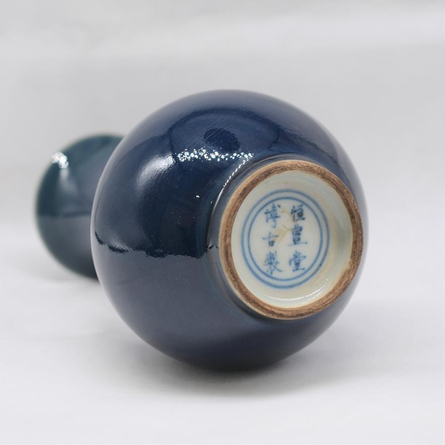 031霁蓝釉花瓶