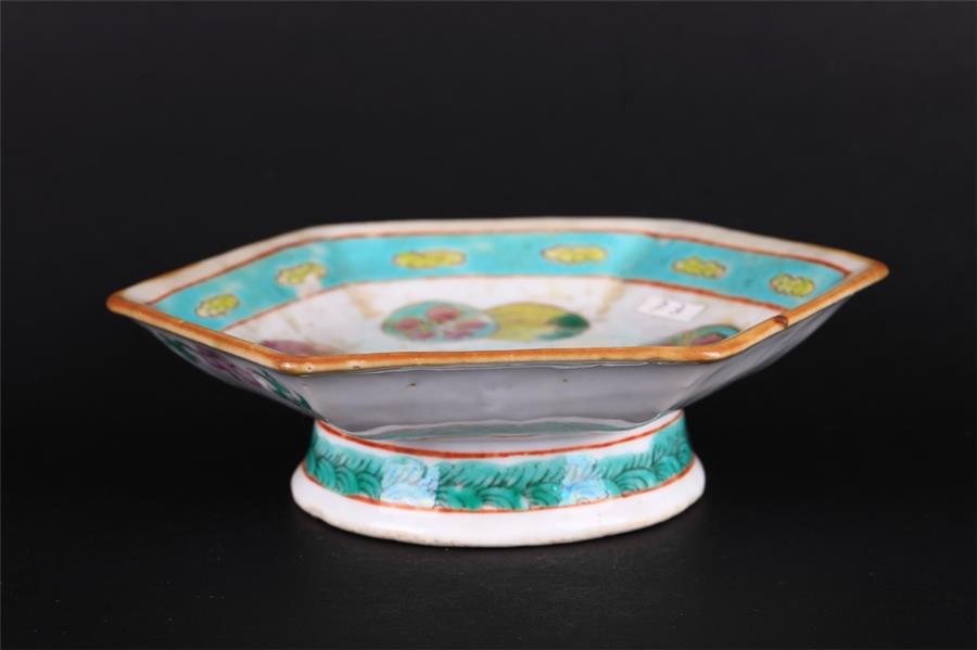 D003 同治款粉彩皮球花六角盆